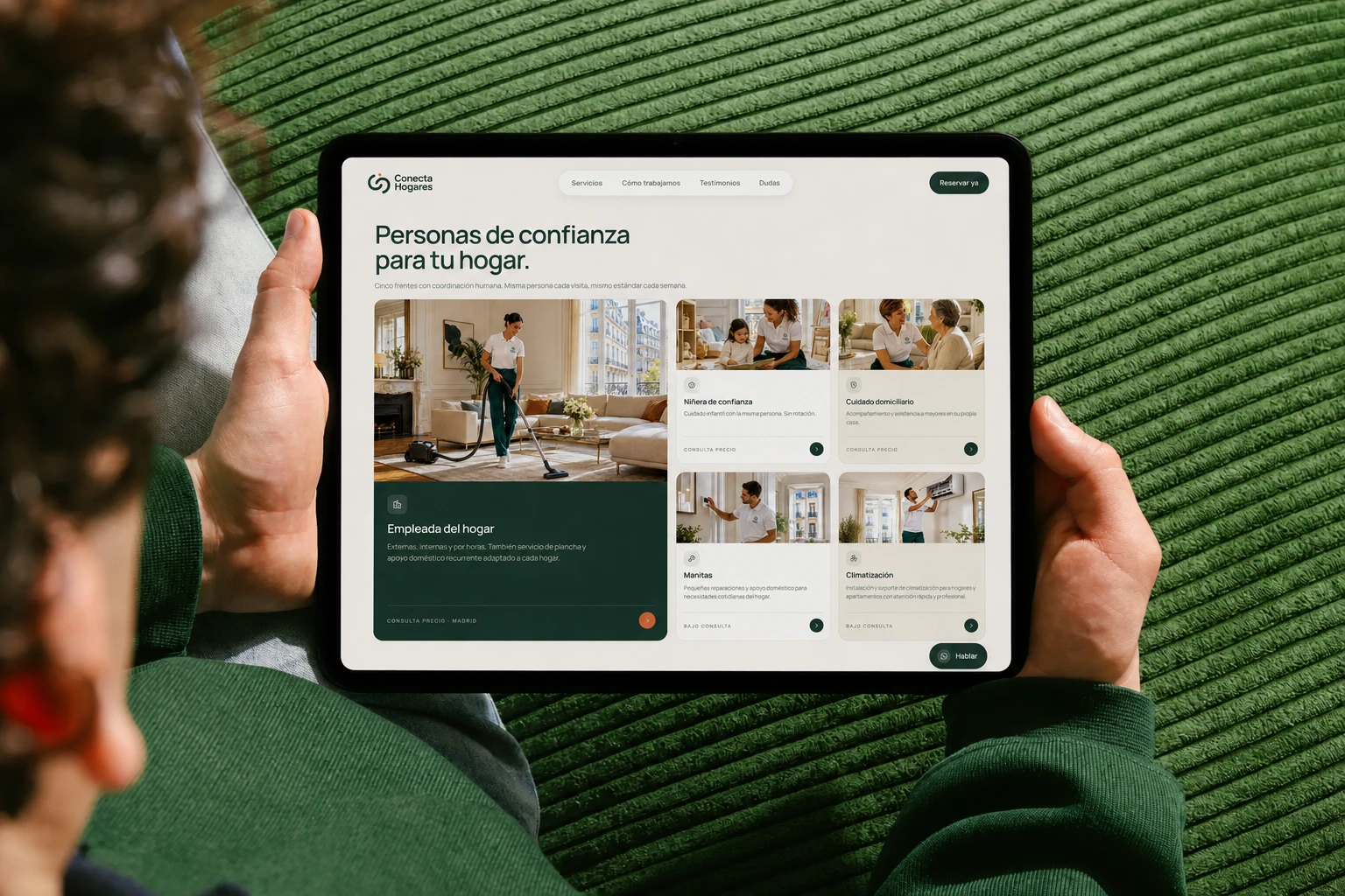 Página de serviços da Conecta Hogares em um tablet