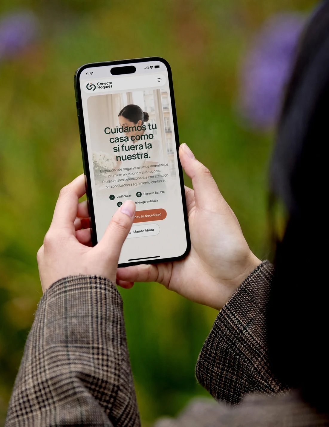 Website mobile da Conecta Hogares em uso