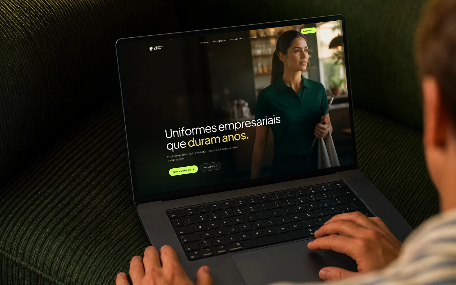 Uniformes Calango website open on a laptop