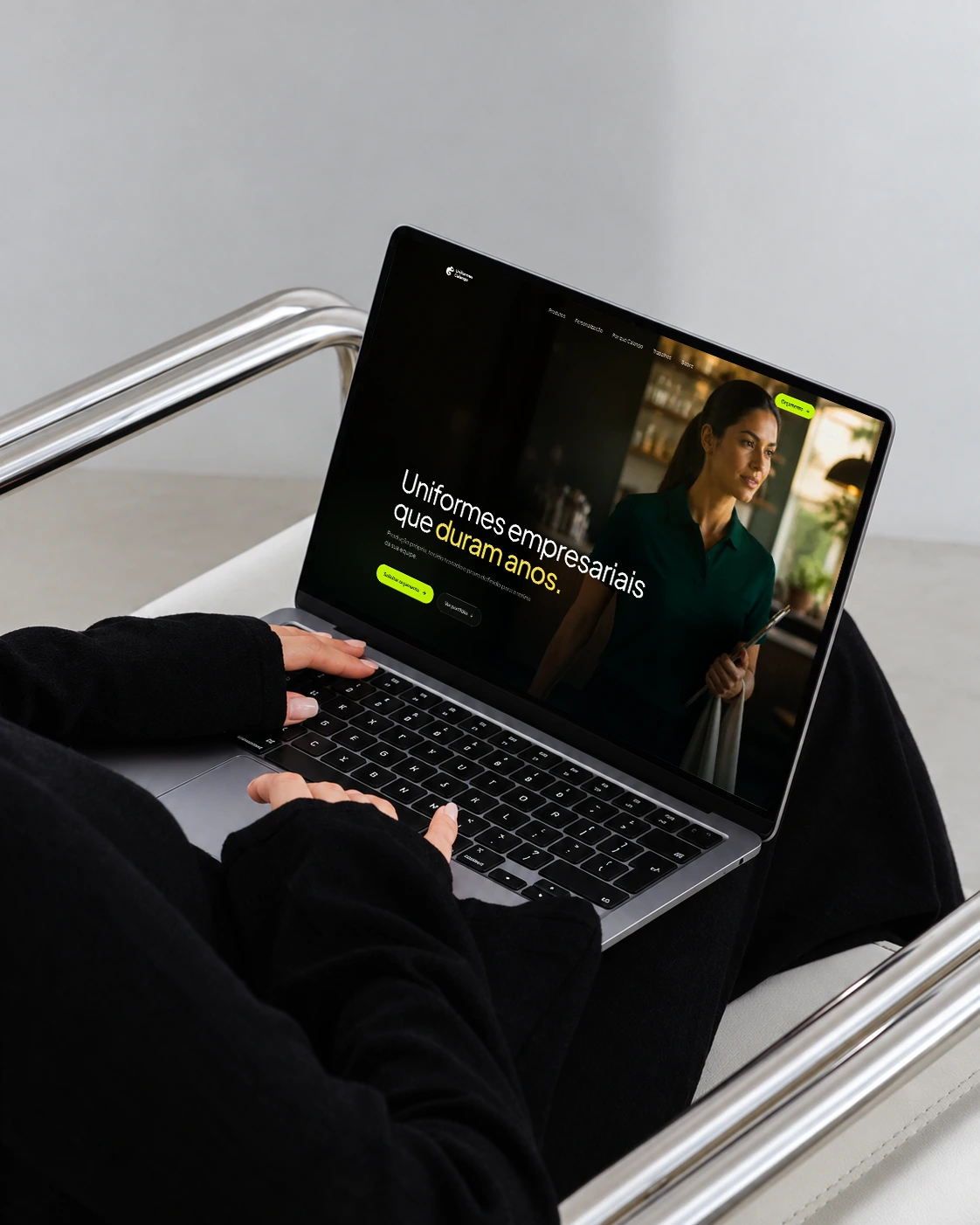 Uniformes Calango website on a laptop resting on a person's lap