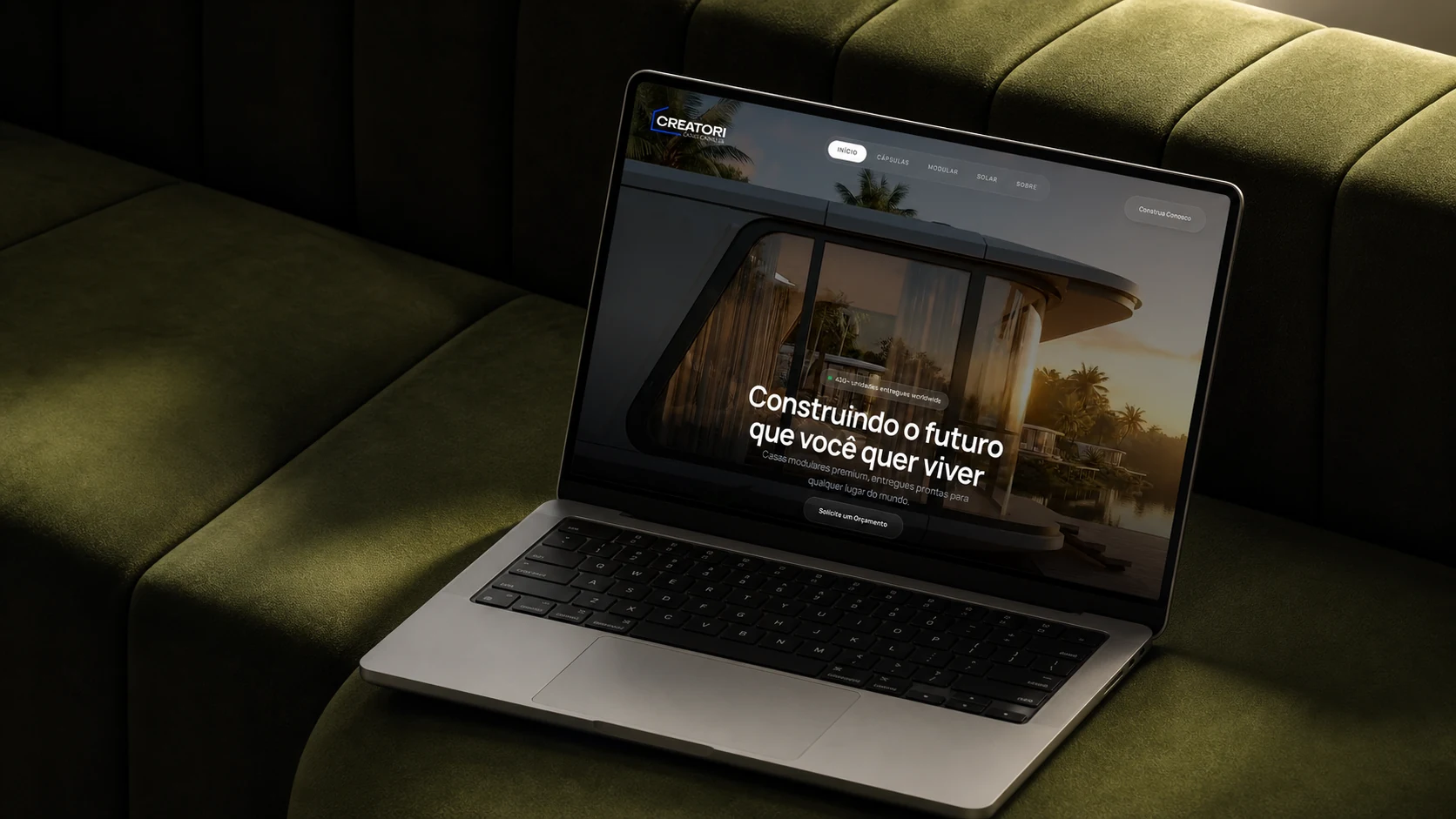 Website da Creatori Casas Cápsulas em um MacBook