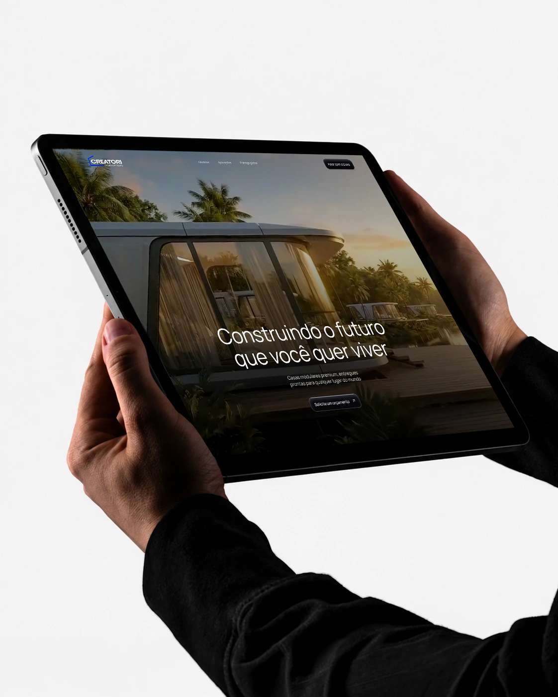 Creatori Casas Cápsulas website on a handheld tablet
